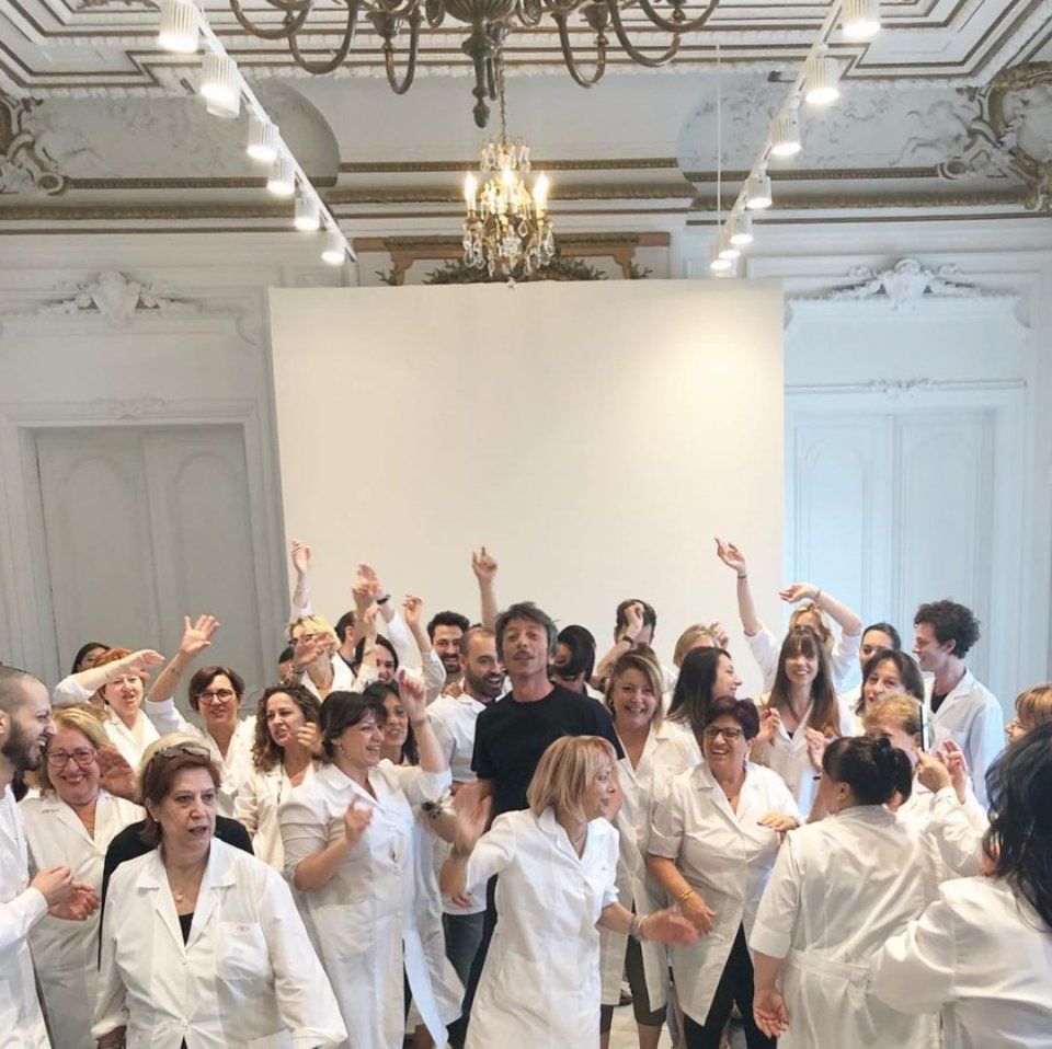 花团包围脸庞，羽毛变成云朵，世界上没有Valentino不敢做的少女