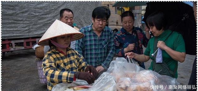 广西东兴市满街的越南商贩, 火腿肠用铁罐装, 1斤1两20元一罐