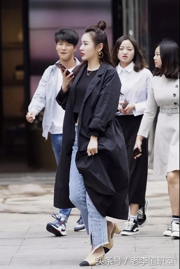 街拍:令人一见犹怜的心动相貌娇美夺目肤色白腻的性感美女