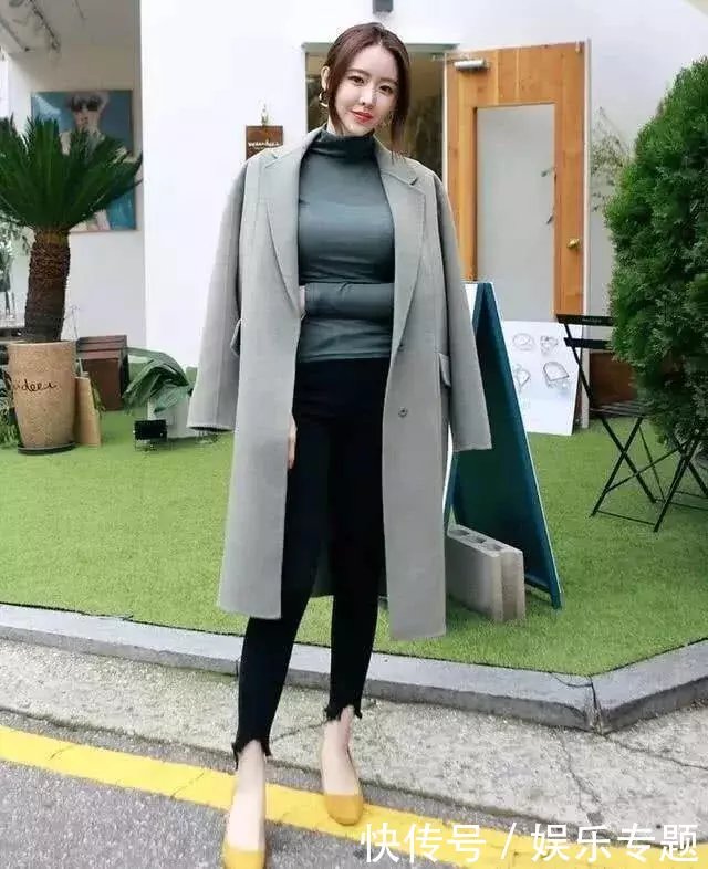 小姐姐散发一股淡淡的知性与唯美，紧身衣裹出性感身材