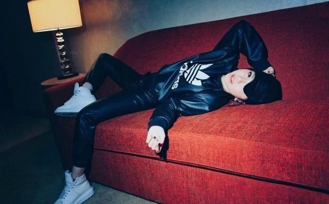 瘦下来后的邓紫棋穿件衬衫就敢去机场，网友：这腿是真实的吗？