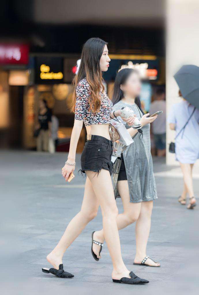 街拍：炎热夏季，包臀裙和紧身裤哪个更好看？