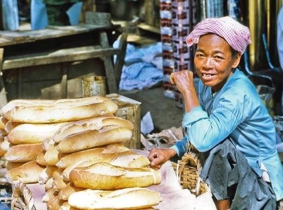 老照片：1969年的越南，芹苴市马路市场上的各种路边摊