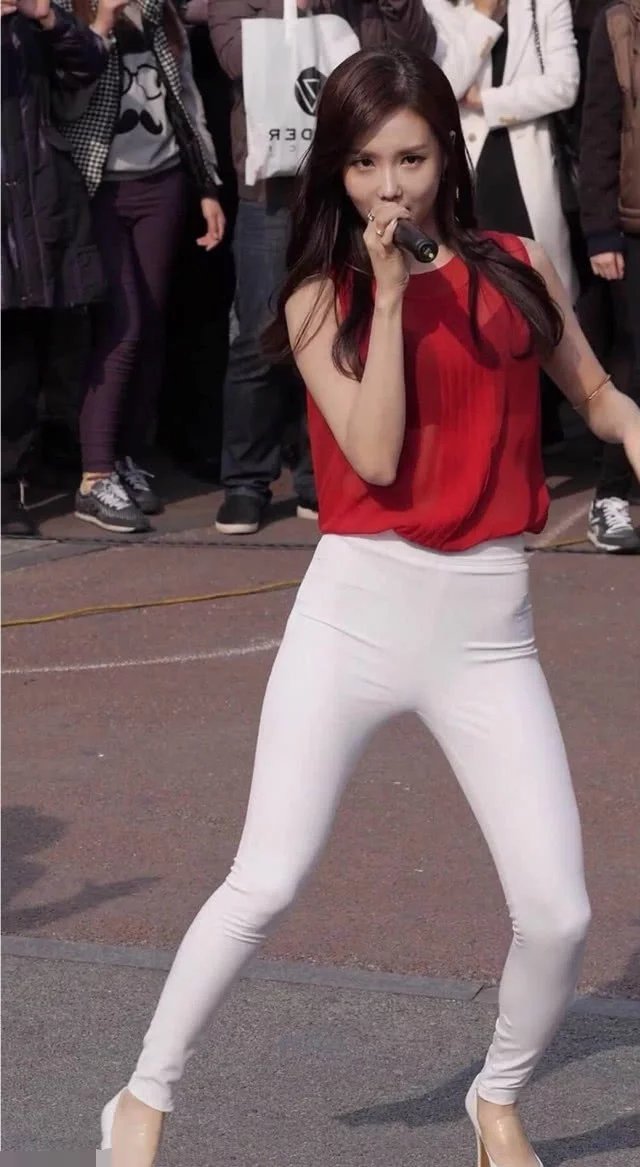 小姐姐白色清透的紧身裤跳舞，身材扭动的画面很有视觉冲击力