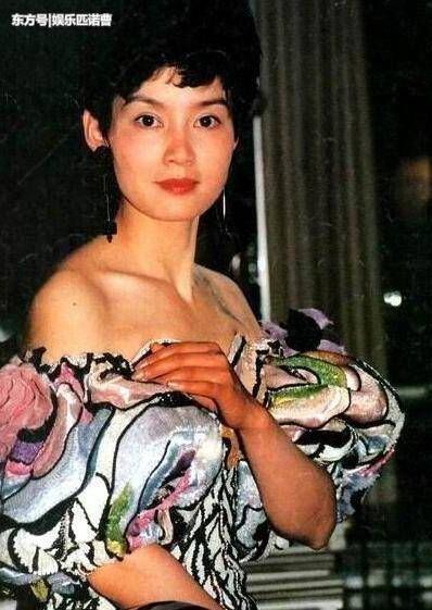 老戏骨潘虹年轻时比巩俐还时髦，61岁的刘晓庆和她同台输个精光