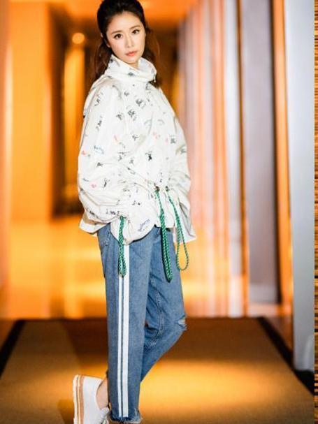 林心如启程纽约时装周, 自信搭配平底鞋, 颜值居然回春了!