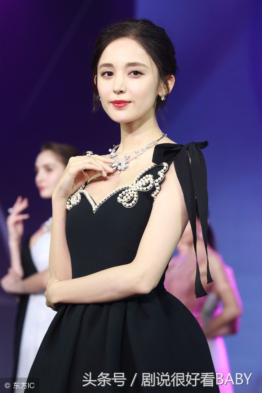 古丽娜扎樱桃小嘴魅力十足，V领连衣裙风光无限，网友:太美了