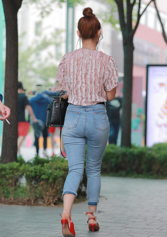 紧身牛仔裤不只是腿长的人穿，粗短的双腿也穿得好看