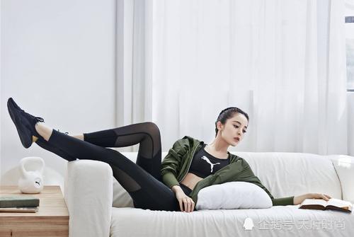 离开了精修的古力娜扎，身材瘦弱显疲惫，险些被助理抢了镜！