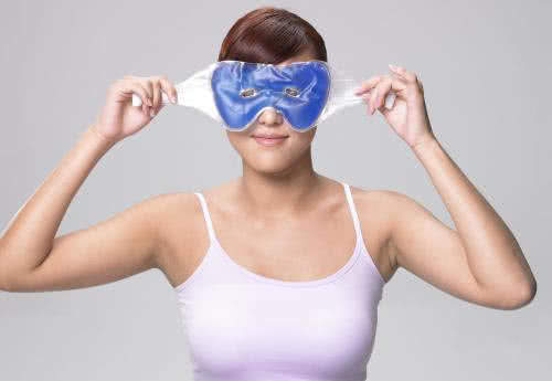 女人想消除眼袋，这四种食物就能去除，从此摆脱昂贵化妆品！