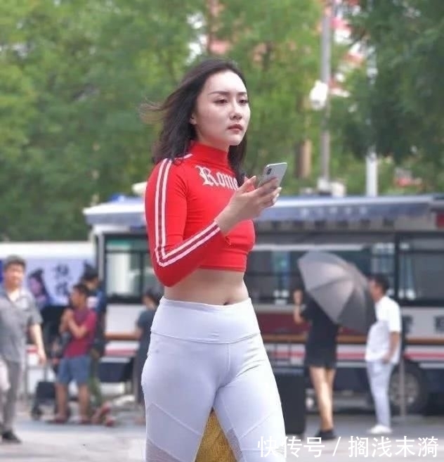  凸显@街拍:简约时尚的打底裤穿搭,高腰的设计,更凸显迷人身姿