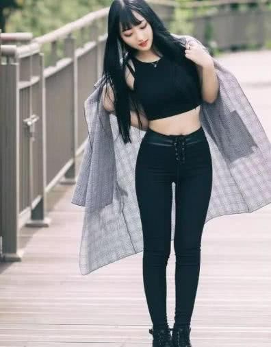 婀娜多姿丰满的美女身穿黑色的紧身裤，很有气质