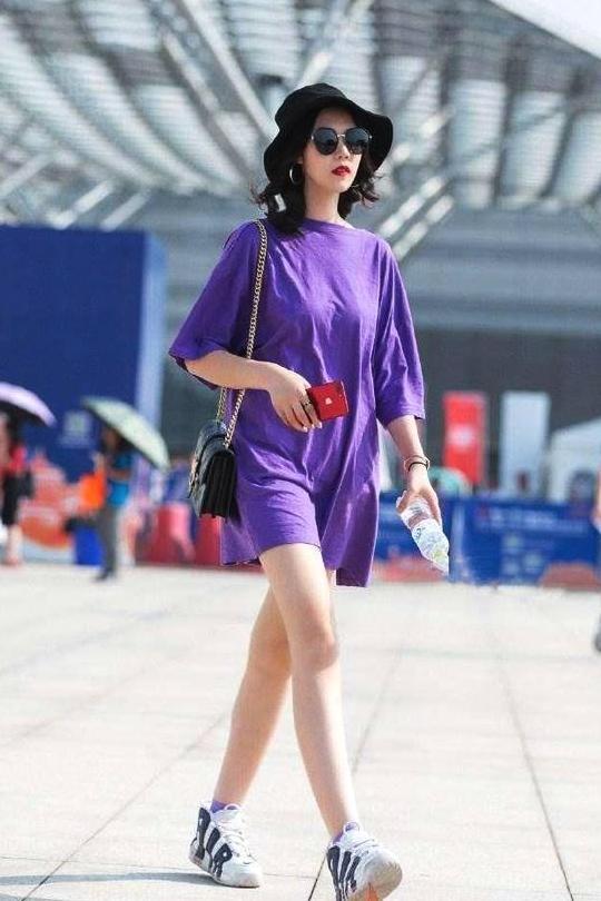 这样的颜值和裙子的穿搭，走在大街上绝对是亮眼，但是要注意走光