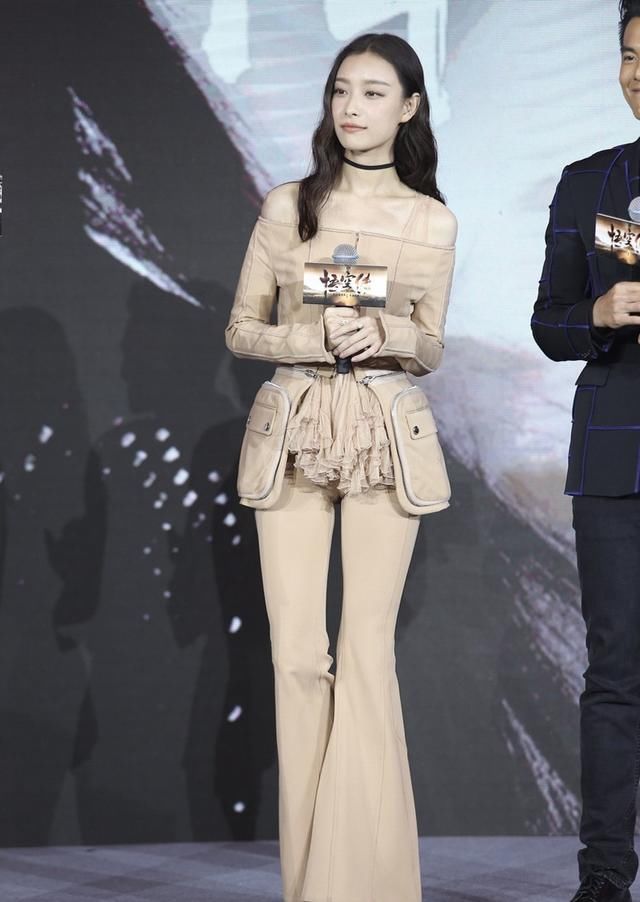 倪妮硬是把喇叭裤穿成了“工装裤”，要不是腿长真看不入眼！