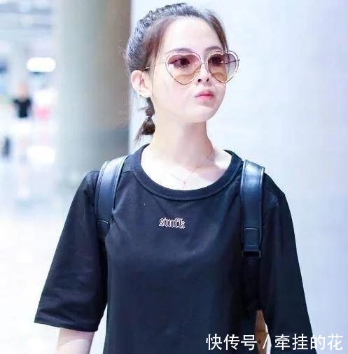 杨超越真敢穿，只穿上衣光着腿，网友没钱买裤子叫粉丝送噻