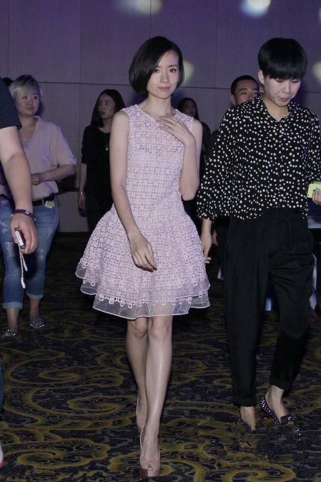 董洁又变年轻了，穿的短裙是10年前的校服裙吧？
