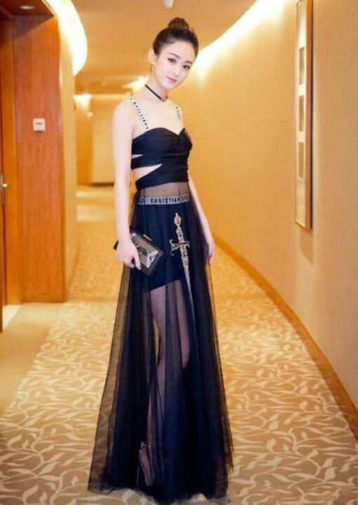 赵丽颖真绝了，内衣外穿引热议，网友：好好的农村娃到城市学坏了