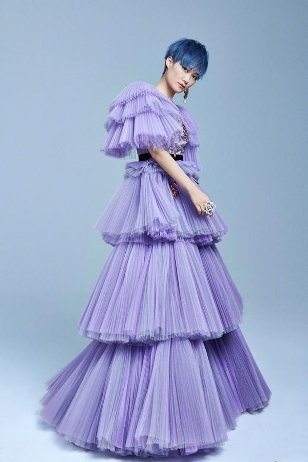 这是李宇春吗？穿上紫色蛋糕裙后，网友：美到认不出来