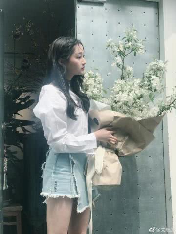 21岁关晓彤和26岁热巴同穿露肩装，一个美如女神，一个却像路人！