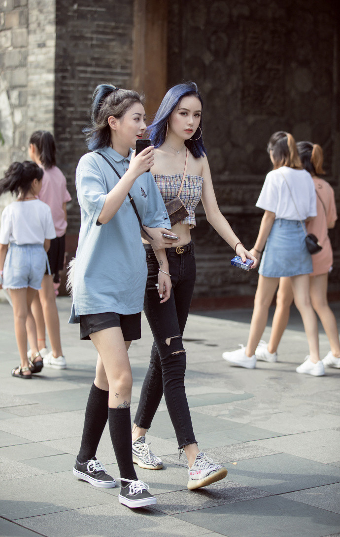 路人街拍：穿黄色连衣裙的小姐姐，吊带设计秀出白皙性感的锁骨