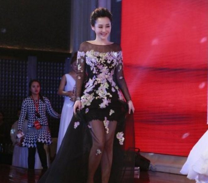 许晴太美，普通衣服穿出女神范儿，网友:老公主不是白叫的