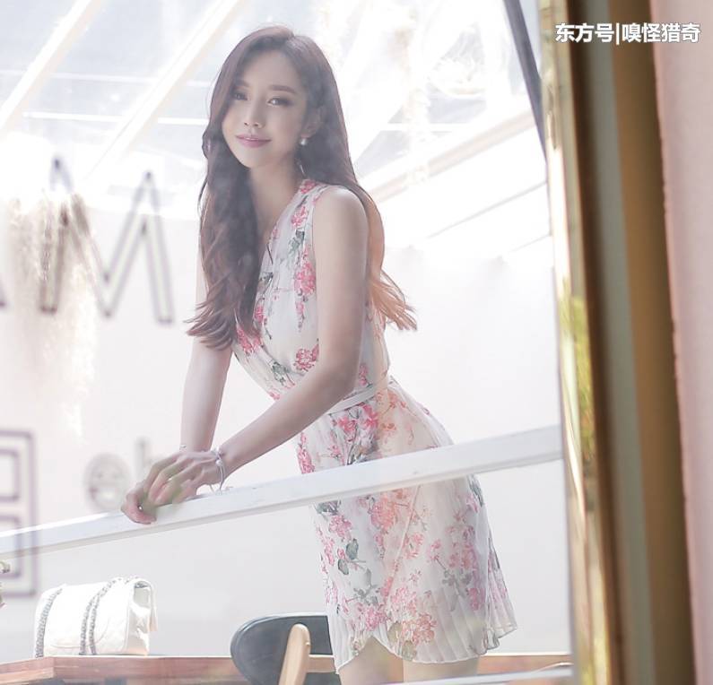 身材凹凸的紧身裙美女，俏丽多姿，吸引力十足！