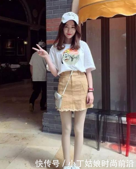 小姐姐，白色上衣搭配包臀裙，S型身材尽显迷人曲线让人着迷！