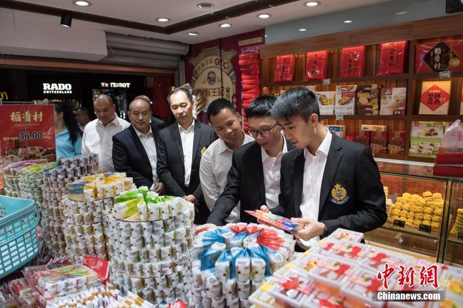  代表|香港警队代表游览北京王府井