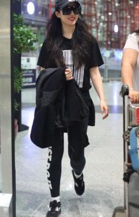 刘亦菲底裤外穿就算了,还在外面套白袜,网友:女神形象瞬间崩塌