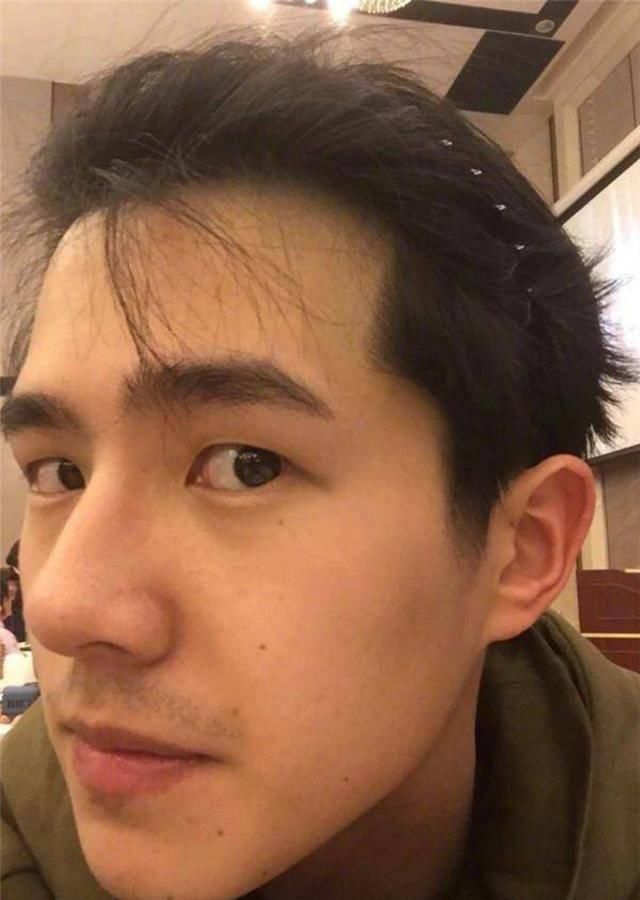  『授课』“自拍黑洞”刘昊然变身“刘老师”，在线授课教你自拍！
