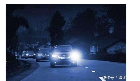  「交警」晚上在高速开车不能用近光灯？交警：驾校没教吗？不会