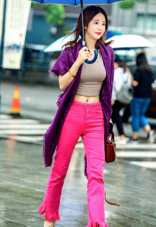 街拍：身姿曼妙迷人的小姐姐，飘逸秀发修长玉腿，时尚又性感！