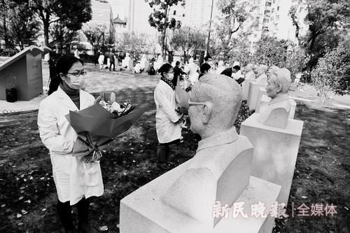 #抗疫#复旦大学上海医学院集体哀悼 追思缅怀抗疫烈士和逝世同胞