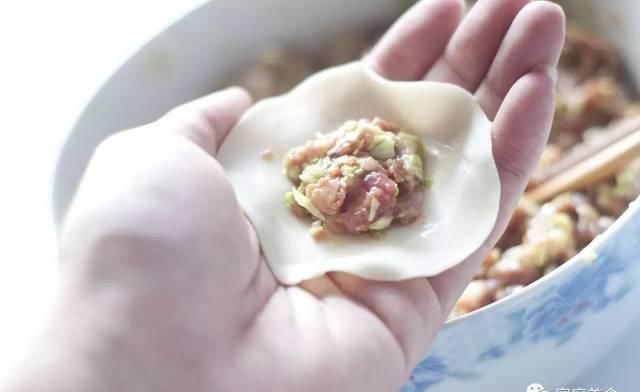 『粘在一起』手工制作的水饺不必马上放电冰箱,教你一窍门,放多长时间都不烂不黏连