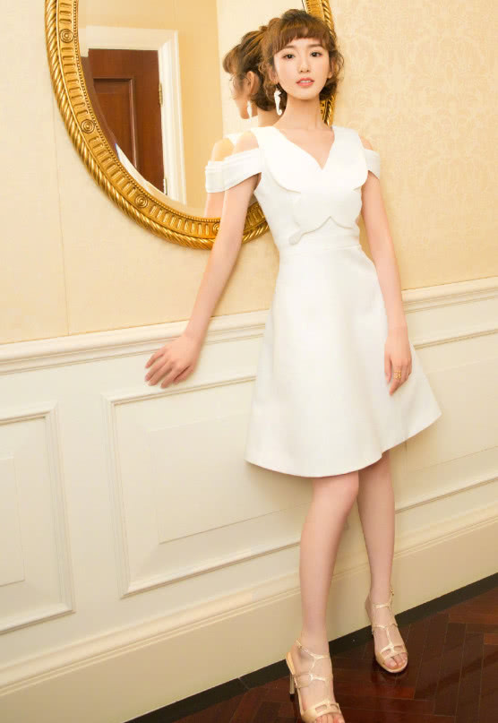 毛晓彤为了博眼球也是拼了,居然在裙子上贴风湿贴?简直不敢信!