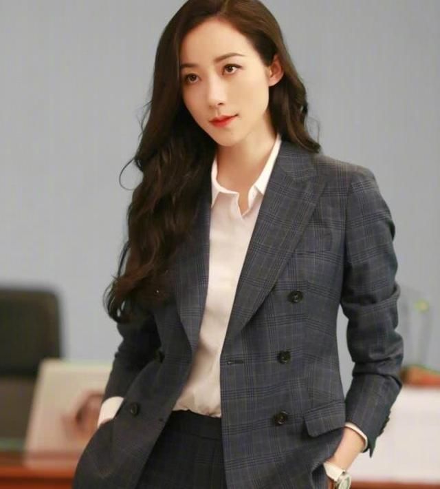 穿西装比男生还帅的6位女星，韩雪俞飞鸿霸气，陈数优雅十足