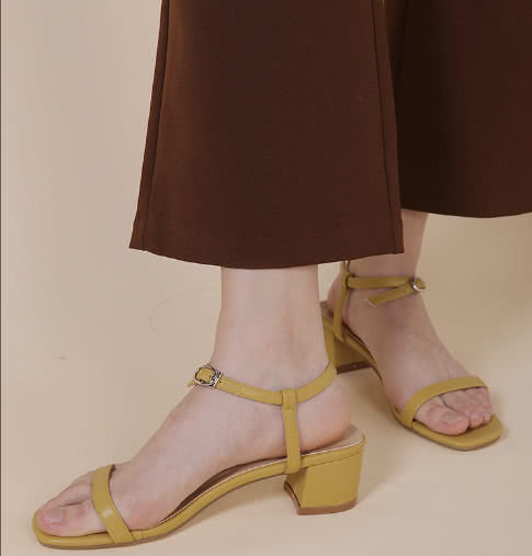 永远不会过时的一字带凉鞋，女人一生中必须拥有的一双鞋子