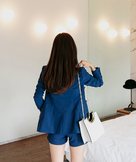 女神孙允珠，花饰藤条蓝玛瑙流线波痕西装