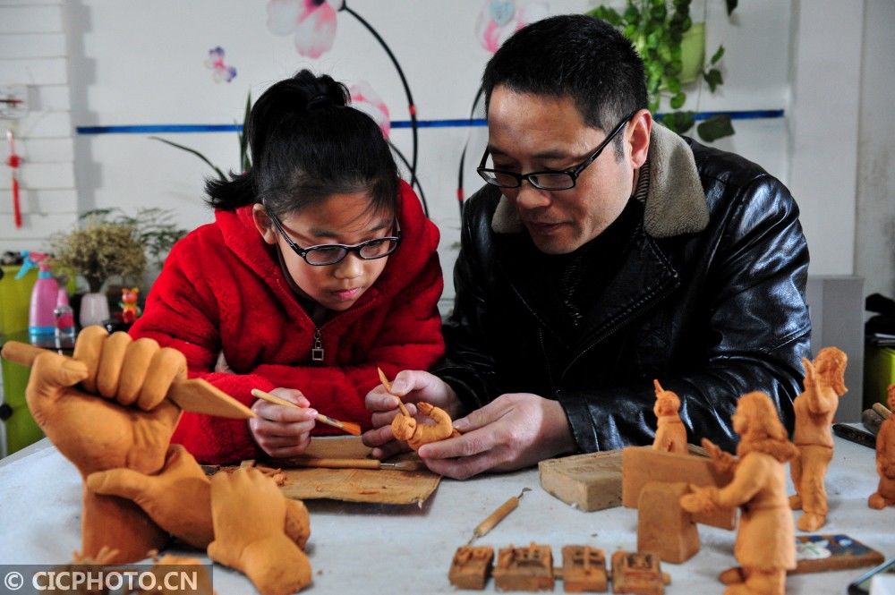  防控@江苏睢宁：小学教师制作泥塑助力疫情防控