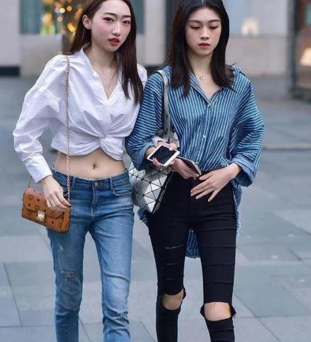  出自己|街拍花容月貌的小姐姐，一件白色条纹衬衫配黑色短裤，时尚清新