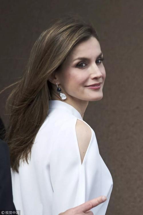 穿出优雅夏日风，我听这位西班牙王后的