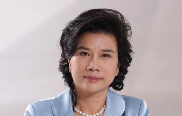  「中年」女人过了中年,少穿打底裤吧!瞧,董明珠这么穿,太气质