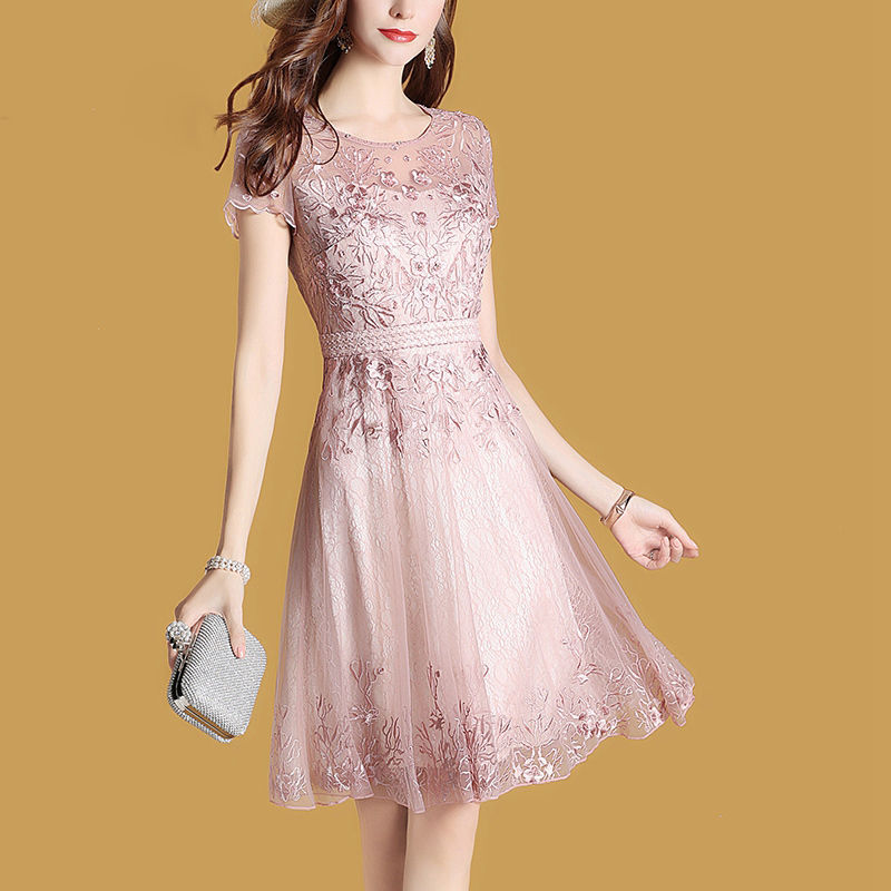 厉害了!45岁小姑逛街竟被人叫小姐姐,只因爱穿这“蜜桃红”裙