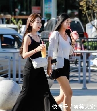  「穿着」小姐姐为证自己腿长，穿“美人鱼裙”，结果搭高跟鞋还没闺蜜高！