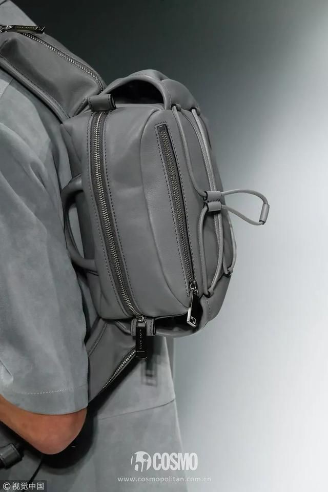 T型台｜艾玛罗伯茨这一身真好看，不过这是去看秀还是去上班？