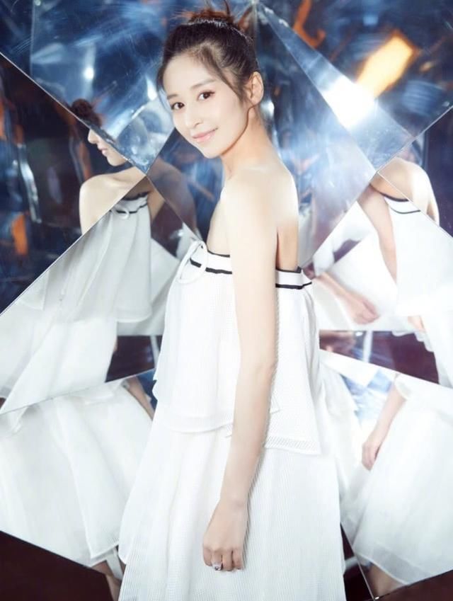 颖儿瘦成“排骨精”就算了，还非要穿抹胸裙，掉下来就尴尬了！