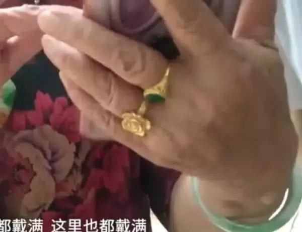 75岁奶奶每天化妆2小时，还去韩国整容，网友：这么穿不怕被“抢