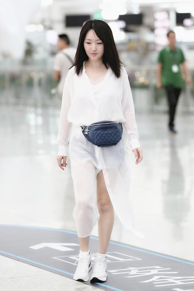 47岁杨钰莹好嫩，穿一件白色长裙美回少女，网友：只有27岁吧