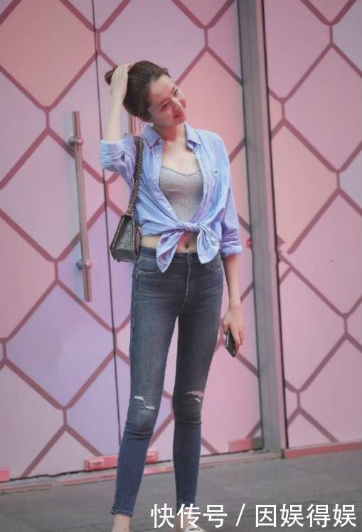 『 美女』喜欢小动物的美女都很漂亮,街拍:白色露肩衬衣搭配白色短裤上街