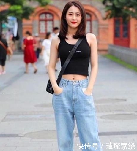  『美女』街拍美女：身材高挑的小姐姐，简单搭配吊带裙，充满潇洒活力！